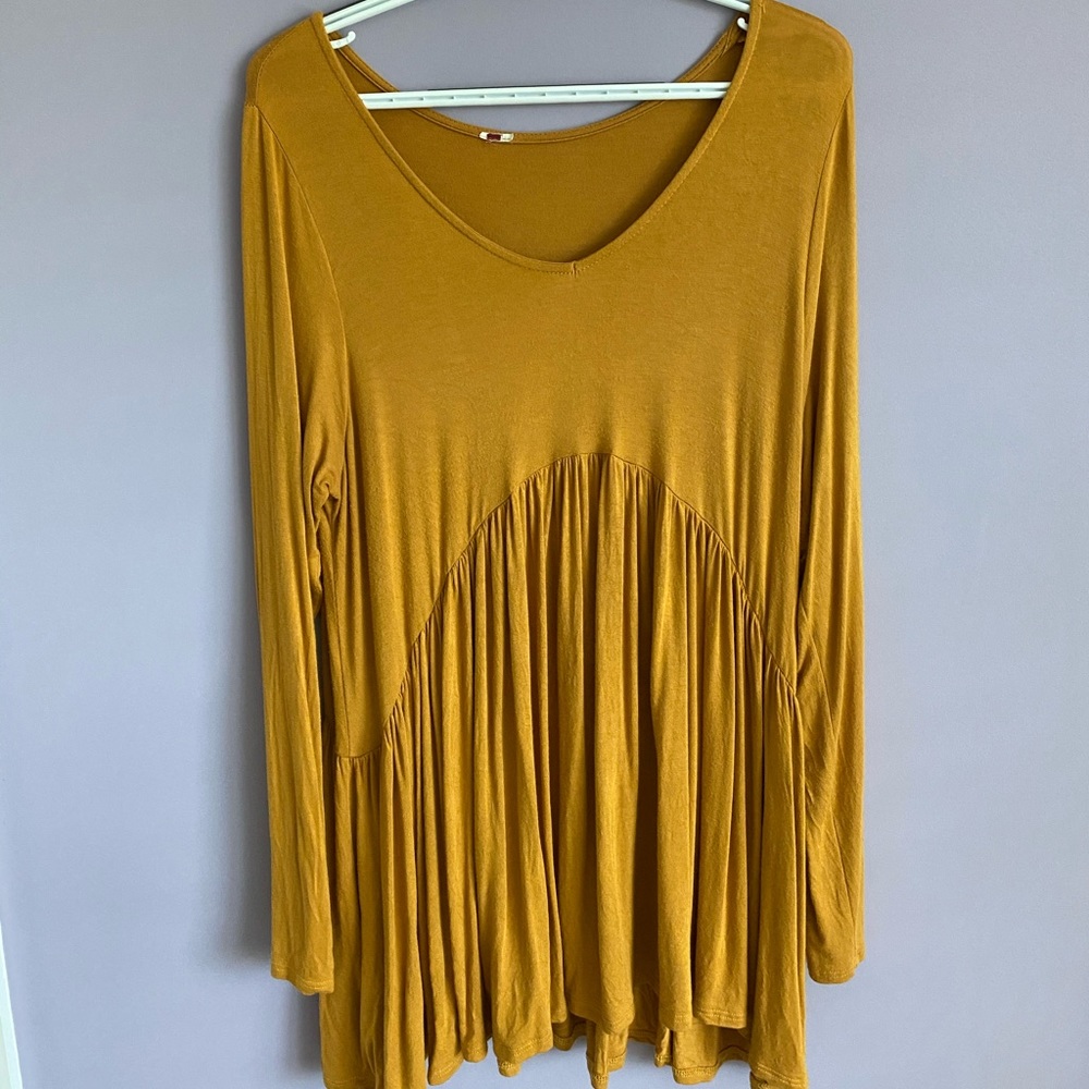 Yellow flowy top 💛